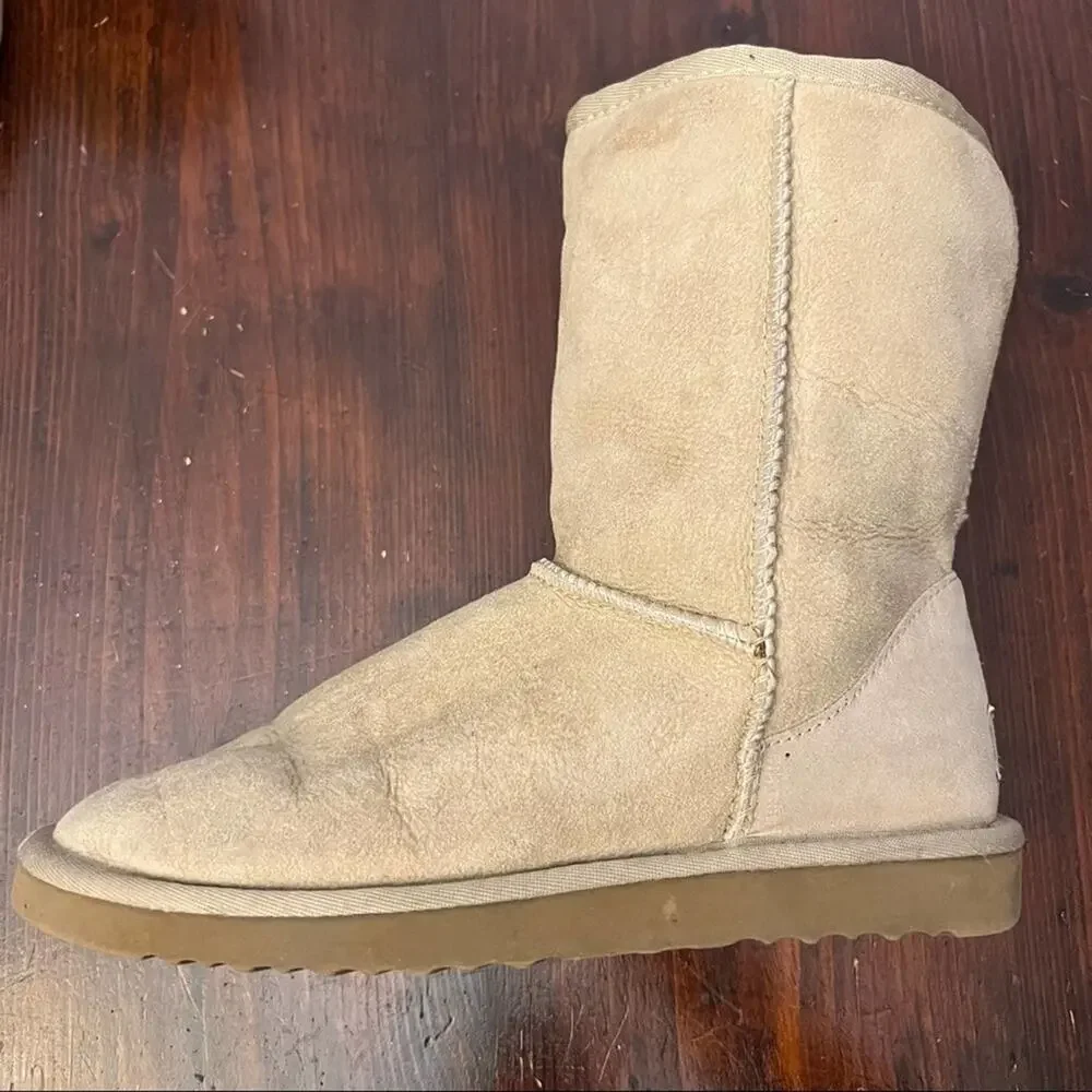 UGG Classic Short Boot Size 7 Sand